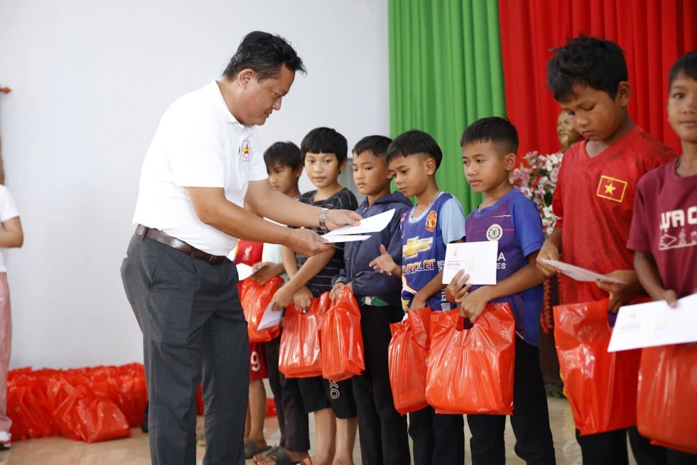 Chương trình “Doanh nhân tình nguyện”: khám bệnh, trao học bổng, xây nhà nhân ái và cầu dân sinh
