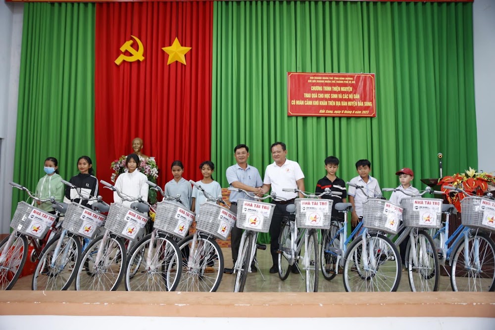 Chương trình “Doanh nhân tình nguyện”: khám bệnh, trao học bổng, xây nhà nhân ái và cầu dân sinh