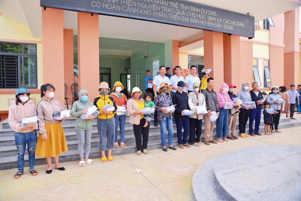 Chương trình “Doanh nhân tình nguyện”: khám bệnh, trao học bổng, xây nhà nhân ái và cầu dân sinh