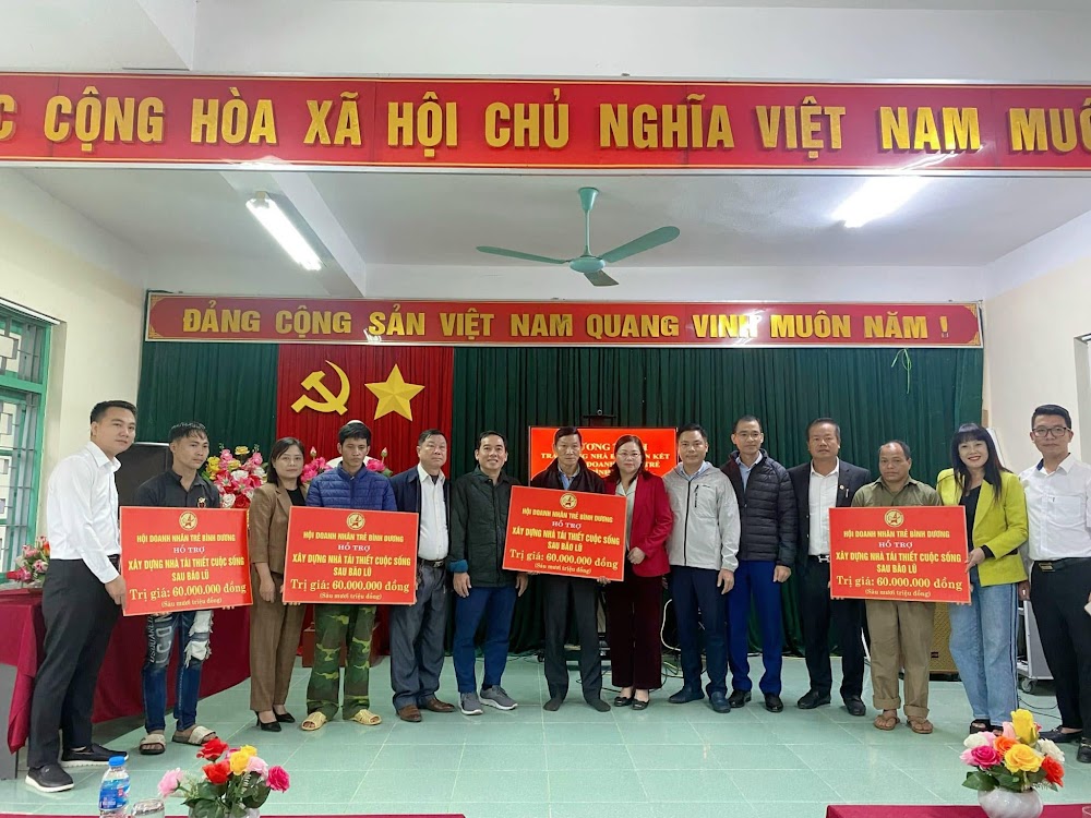 Chương trình “Doanh nhân tình nguyện”: khám bệnh, trao học bổng, xây nhà nhân ái và cầu dân sinh