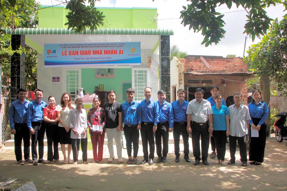 Chương trình “Doanh nhân tình nguyện”: khám bệnh, trao học bổng, xây nhà nhân ái và cầu dân sinh