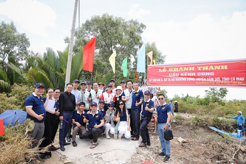 Chương trình “Doanh nhân tình nguyện”: khám bệnh, trao học bổng, xây nhà nhân ái và cầu dân sinh