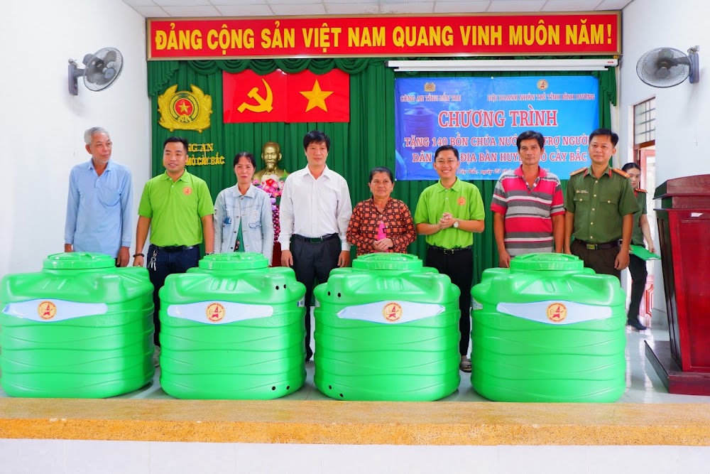 Chương trình “Doanh nhân tình nguyện”: khám bệnh, trao học bổng, xây nhà nhân ái và cầu dân sinh