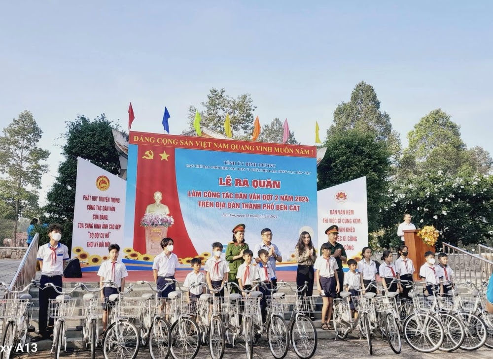Chương trình “Doanh nhân tình nguyện”: khám bệnh, trao học bổng, xây nhà nhân ái và cầu dân sinh