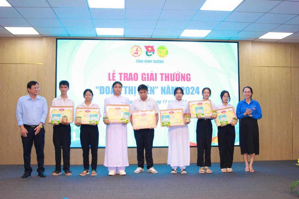 Chương trình “Doanh nhân tình nguyện”: khám bệnh, trao học bổng, xây nhà nhân ái và cầu dân sinh